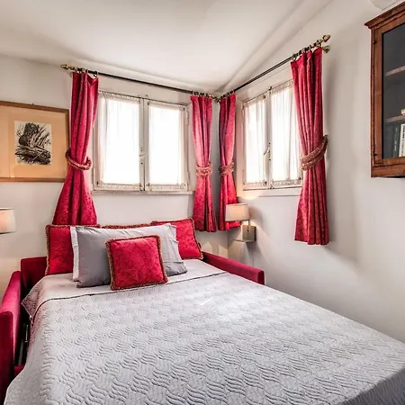 Wonderful With Balcony In Piazza Margana