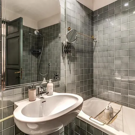 Stylish 2 Bdr With Balcony By Pantheon & Forum Apartmán